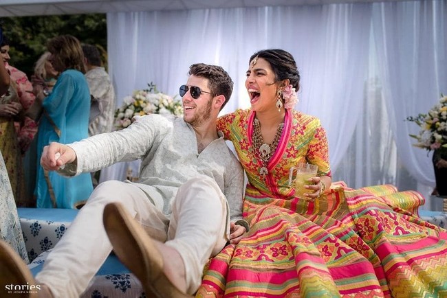 Untuk penampilan yang lebih modern, Priyanka juga dikabakarkan memakai gaun custom-made dari Ralph Lauren. Begitu pula dengan Nick yang memakai setelan keluaran label berbendara Amerika Serikat itu.Foto: Priyanka Chopra dan Nick Jonas (dok. Instagram Priyanka)
