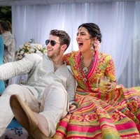 Sabtu (1/12/2018) menjadi hari spesial bagi penyanyi Nick Jonas dan aktris Priyanka Chopra. Di hari itu, sejoli ini akhirnya mengikat janji pernikahan dalam sebuah selebrasi cinta yang digelar di negara asal Priyanka, India. Pesta pernikahan mereka dihelat di Umaid Bhawan Palace, istana yang kini menjadi hotel, di Jodhpur. (Foto: Instagram/Priyanka Chopra)