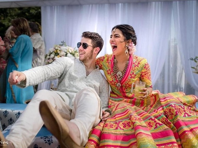 Sabtu (1/12/2018) menjadi hari spesial bagi penyanyi Nick Jonas dan aktris Priyanka Chopra. Di hari itu, sejoli ini akhirnya mengikat janji pernikahan dalam sebuah selebrasi cinta yang digelar di negara asal Priyanka, India. Pesta pernikahan mereka dihelat di Umaid Bhawan Palace, istana yang kini menjadi hotel, di Jodhpur. (Foto: Instagram/Priyanka Chopra)