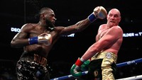 Di ronde terakhir, keduanya mendapat momentum untuk mengkanvaskan lawan, tapi hingga akhir ronde ke-12, Fury dan Wilder masih tegap berdiri. Reuters/Andrew Couldridge.