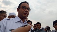 Anies sempat meninggalkan Monas. Namun, sore hari Anies kembali untuk meninjau pembersihan Monas. Dia juga mengenakan pakaian dinas gubernur. (Foto: Muhammad Fida Ul Haq/detikcom)