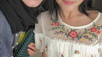Engku Aleesya dan Bella punya hubungan yang sangat dekat. Mereka seringkali menghabiskan waktu bersama, salah satunya dengan makan bareng dan kulineran. Foto: Instagram @imkoombre