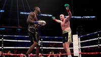 Tyson Fury memprovokasi Deontay Wilder agar mau menyerangnya. Reuters/Andrew Couldridge.