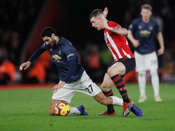Marouane Fellaini mendapat kawalan dari pemain Southampton. (Foto: Matthew Childs/Reuters)
