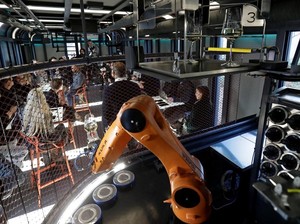 Keren! Tamu Bar di Praha Ini Dilayani Bartender Robot yang Canggih