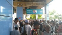 Para penumpang itu diminta menunggu agar antrean penumpang yang ada di gate masuk dan peron berkurang.  (Foto: Dok. detikcom)