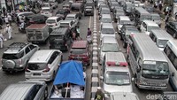 Arus lalu lintas tampak merayap.