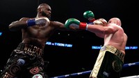 Sesekali, Wilder mampu melancarkan pukulan balik tapi Fury berhasil mengelak. Reuters/Andrew Couldridge.