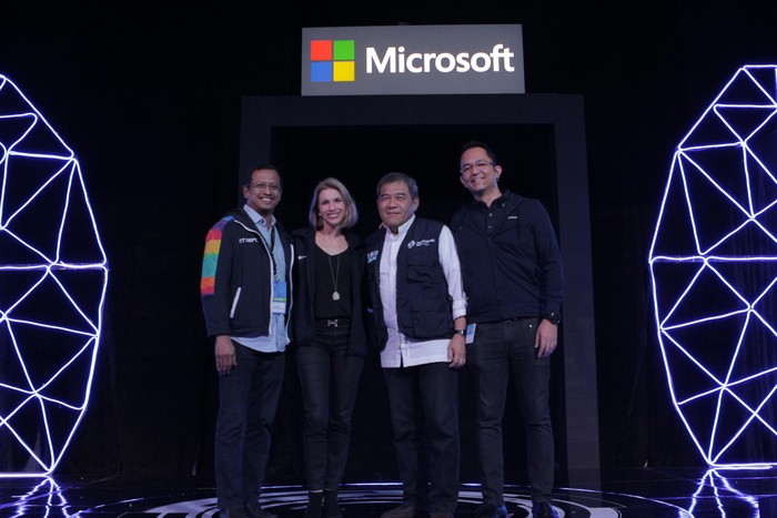 (ki-ka) Galib Machri (Direktur PT Kreatif Dinamika Integrasi), Andrea Della Mattea (President Director Microsoft Asia Pacific), Pandji Choesin (Direktur Departemen TI INASGOC), Haris Izmee (President Director Microsoft Indonesia). Foto: Microsoft (ki-ka) Galib Machri (Direktur PT Kreatif Dinamika Integrasi), Andrea Della Mattea (President Director Microsoft Asia Pacific), Pandji Choesin (Direktur Departemen TI INASGOC), Haris Izmee (President Director Microsoft Indonesia). Foto: Microsoft