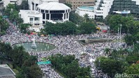Massa melebar hingga ke area Patung Kuda di dekat Menara Indosat (Foto: Rifkianto Nugroho/detikcom)