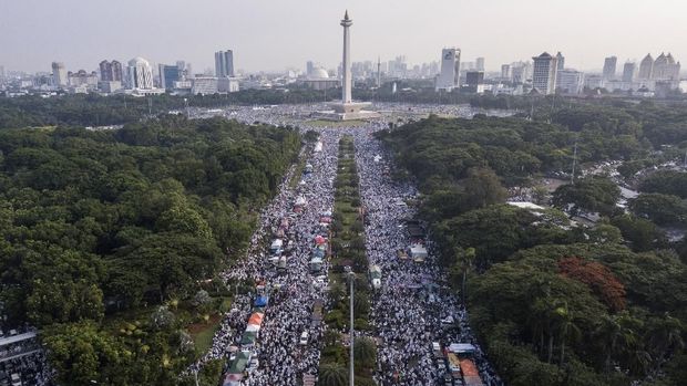 Gubernur DKI Anies Baswedan membuka monas untuk kegiatan keagamaan dari yang sebelumnya tertutup. 