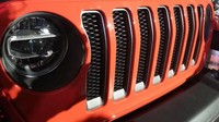 Saat ini sudah hadir juga Compass. Kita berharap dengan adanya dukungan dari pabrik yang sudah ada di Asia, harga dari Jeep di luar Wrangler yang masih produksi Amerika bisa lebih kompetitif di indonesia, kata Ari. Foto: Rizki Pratama