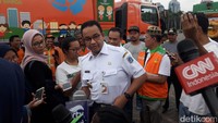 Anies menyebut berat sampah yang berhasil dikumpulkan di Monas usai Reuni 212 diperkirakan mencapai 200 ton. Dia juga memastikan akan segera memperbaiki rumput yang terinjak-injak. Diperkirakan ada 200 ton sampah yang berhasil dibersihkan. (Foto: Isal Mawardi/detikcom)