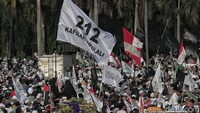 Bendera 212 berukuran besar berkibar di antara bendera tauhid dan merah putih.