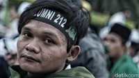 Sebagian massa datang dengan memakai ikat kepala Reuni 212.