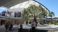 Mal Pacific Fair sangat besar dengan konsep semi outdoor. Banyak butik branded di mal ini untuk pengalaman belanja maksimal (Melisa/detikTravel)