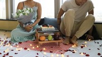 Sebuah kue cokelat, buah dan sebuket bunga jadi saksi perjalanan cinta Ernest dan Meira yang sudah menginjak tahun ke 11. Keduanya tetap lengket. Foto: Instagram @meiranastasia