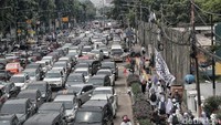 Semantara trotoar jalan dipenuhi oleh massa Reuni yang membubarkan diri.