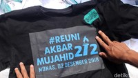 Pedagang juga menjual kaus bertuliskan Reuni Akbar Mujahid 212.