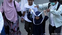 Banyak dari massa juga yang hadir turut serta membawa sanak keluarga hingga anak-anak mereka.