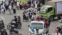 Massa berangsur-angsur meninggalkan Monas.