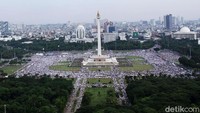 Seperti aksi bertajuk 212 sebelum-sebelumnya, aksi tahun ini pun berjalan tertib dan damai. Lapangan Monas penuh oleh lautan massa. (Foto: Rifkianto Nugroho/detikcom)