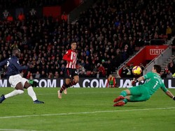 Kerja keras Romelu Lukaku baru berbuah hasil di menit ke-33. Dia melesakkan gol dengan tembakan kaki kanannya. (Foto: Matthew Childs/Reuters)