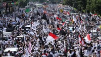 Meski tidak dapat masuk ke Monas, massa tetap mengikuti rangkaian acara hingga selesai.