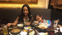 Wanita 38 tahun ini memang kompak banget dengan sang anak. Renny dan Kianna nampak makan malam di restoran Jepang. Foto: Instagram rennysutiyoso