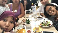 Kumpul bareng teman-teman, Meira memilih kafe cozy sebagai lokasi hangout. Semuanya punya selera berbeda nih, kelihatan dari pemilihan menu makanannya. Foto: Instagram @meiranastasia