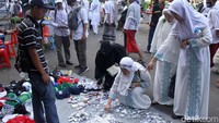 Peserta Reuni 212 menyerbu lapak yang menjual berbagai aksesoris Reuni 212. 