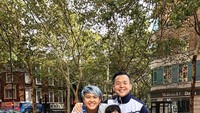Lewat instagramnya, Meira banyak membagikan momen bersama keluarga. Termasuk saat asyik makan sekaligus mengurus suami serta dua buah hatinya. Foto: Instagram @meiranastasia