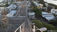 Traveler lalu akan diajak meniti 900 buah anak tangga dari kaki jembatan hingga menuju ke puncaknya. Semakin tinggi, angin akan berhembus semakin kencang. (dok. Story Bridge Climb Adventure)