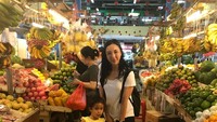 Siapa bilang Renny nggak belanja di pasar? Ia bersama Kianna belanja buah-buahan segar di pasar. Seneng ajakin Kia jalan2 di pasar, tulis Renny. Foto: Instagram rennysutiyoso