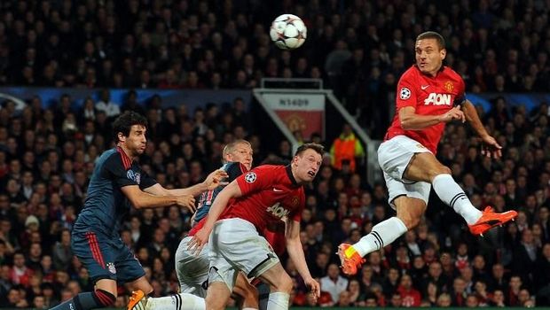 Manchester United's Serbian defender Nemanja Vidic (R) scores the opening goal during the UEFA Champions League quarter-final first leg football match between Manchester United and Bayern Munich at Old Trafford in Manchester on April 1, 2014. AFP PHOTO / ANDREW YATES (Photo by ANDREW YATES / AFP)