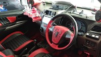 Sementara itu, biar setir nggak ketinggalan zaman, Zeldi mengupgrade-nya dengan setir milik Avanza Veloz. Biar penumpang nggak pada bosan, saya juga pasang monitor di headrest dan TV Tuner, lanjut Zeldi. Foto: Luthfi Anshori
