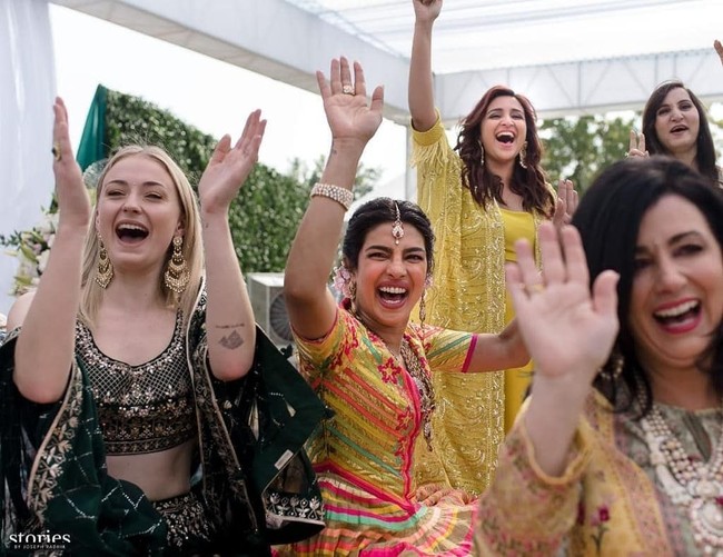 Mehendi adalah ritual pernikahan Hindu ketika para wanita dari keluarga mempelai pria dan wanita berkumpul bersama, juga dengan teman-temannya. Dalam ritual itu, Priyanka Chopra mengenakan gaun dari desainer India, Abu Jani Sandeep Khosla. Foto: Priyanka Chopra dan Nick Jonas (dok. Instagram Priyanka)