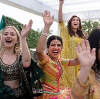Mehendi adalah ritual pernikahan Hindu ketika para wanita dari keluarga mempelai pria dan wanita berkumpul bersama, juga dengan teman-temannya. Dalam ritual itu, Priyanka Chopra mengenakan gaun dari desainer India, Abu Jani Sandeep Khosla. Foto: Priyanka Chopra dan Nick Jonas (dok. Instagram Priyanka)