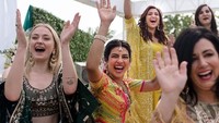 Para tamu undangan terlihat mengenakan sari, seperti Sophie Turner yang tampak tertawa lebar di sebelah Priyanka Chopra. Foto: (dok. Instagram Priyanka)