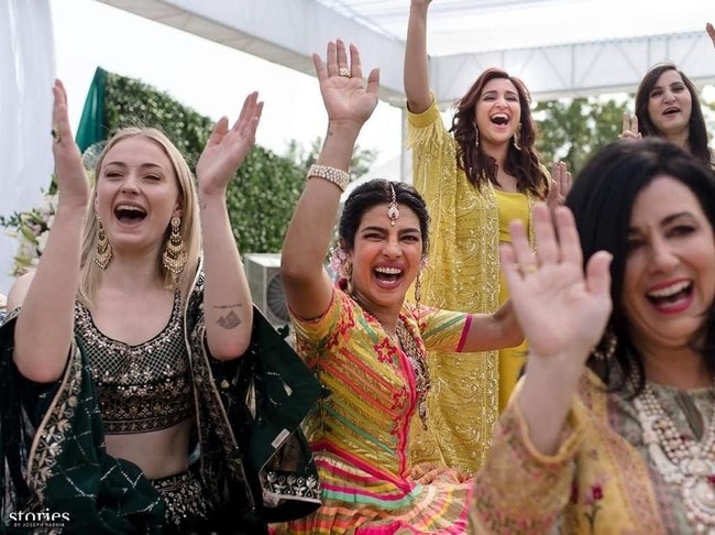 Untuk penampilan yang lebih modern, Priyanka juga memakai gaun custom-made dari Ralph Lauren. Begitu pula dengan Nick yang memakai setelan keluaran label berbendara Amerika Serikat itu.