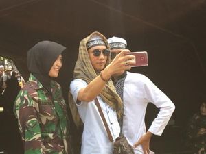Saat Tentara Cantik Jadi Sasaran Selfie Peserta Reuni 212