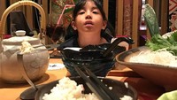 Ini tatapan bosan Aleesya saat makan malam di restoran Jepang. Menurut sang ayah, ini tatapan Aleesya kalau mau minta beli mainan. Gemas, ya? Foto: Instagram @imkoombre