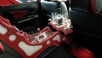 Untuk pengerjaannya, diserahkan ke Pandawa Sticker. Sehari jadi dan habis biaya sekitar 3 juta rupiah, ujar salah satu member DXIC (Daihatsu Xenia Indonesia Club). Foto: Luthfi Anshori