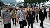 Kepala BKPM Thomas Lembong (kedua kiri), saat mengunjungi pabrik YoyiC di Cikarang. Kunjungan diterima langsung oleh Global CEO of Mengniu dan Jeffrey Lu Minfang dan Global VP of Overseas Business Mengniu, Luo Yan. Thomas didampingi oleh Minister Counselor of the Economic and Commercial of China Embassy in Indonesia, Wang Liping. Foto: dok. BKPM