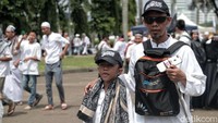 Para peserta Reuni mengajak anaknya meninggalkan Monas usai acara.