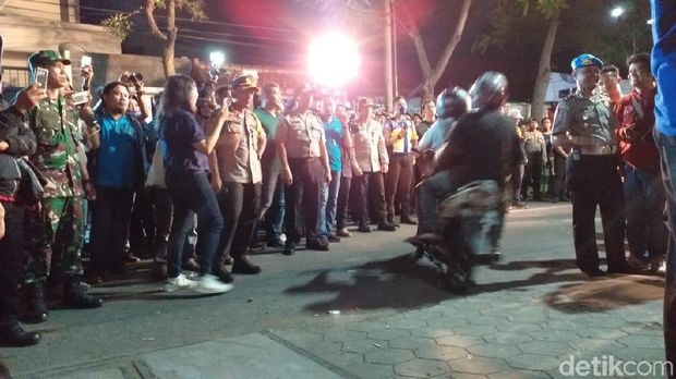Penjagaan di depan asrama mahasiswa Papua/