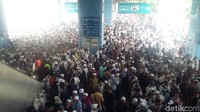 Penampakan dari atas tumpukan calon penumpang di Stasiun Juanda (Foto: Dwi Andayani/detikcom)