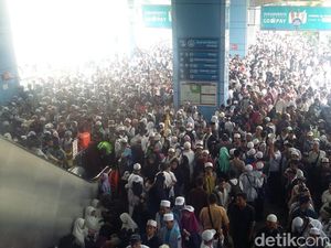 Stasiun Juanda Dipadati Massa Malam Munajat 212
