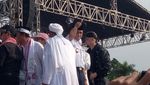 Potret Aksi Anies Baswedan Berbaju Dinas di Reuni 212