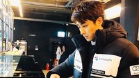 Pria berusia 34 tahun ini memang suka kulineran. Kali ini dengan mengenakan jaket tebal, ia tampak terlihat mengambil makanan dan bingung untuk memilihnya. Foto: Instagram@sonhojun_official